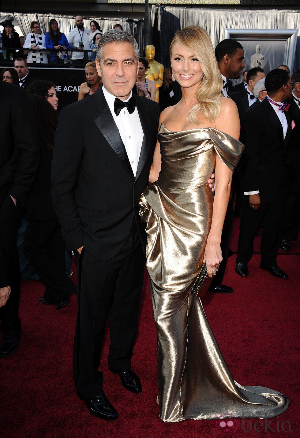George Clooney y Stacy Keibler en la alfombra roja de los Oscar 2012