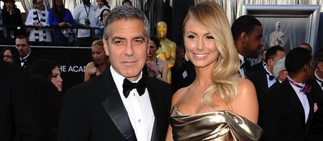 George Clooney y Stacy Keibler en la alfombra roja de los Oscar 2012