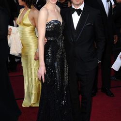 Gary Oldman y Alexandra Edenborough en la alfombra roja de los Oscar 2012