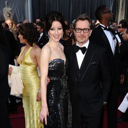 Gary Oldman y Alexandra Edenborough en la alfombra roja de los Oscar 2012