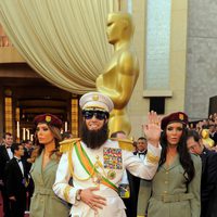 Sacha Baron Cohen en la alfombra roja de los Oscar 2012