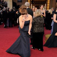 Tina Fey rezando en la alfombra roja de los Oscar 2012