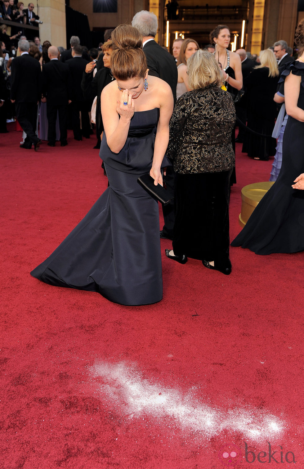 Tina Fey rezando en la alfombra roja de los Oscar 2012