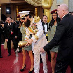 Sacha Baron Cohen esparciendo cenizas en la alfombra roja de los Oscar 2012