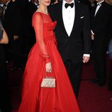 Colin Firth y Livia Giuggioli en la alfombra roja de los Oscar 2012