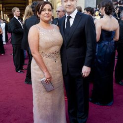 Kenneth Branagh con su mujer Lindsay Brunnock en la alfombra roja de los Oscar 2012