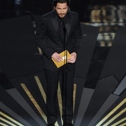 Christian Bale presenta uno de los premios en los Oscar 2012
