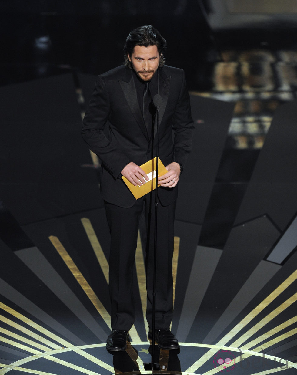 Christian Bale presenta uno de los premios en los Oscar 2012
