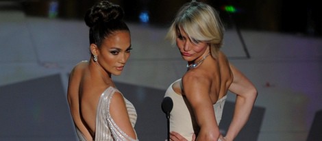 Jennifer Lopez y Cameron Díaz entregan un premio en los Oscar 2012