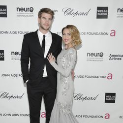 Miley Cyrus y Liam Hemsworth en la fiesta de Elton John tras los Oscar 2012