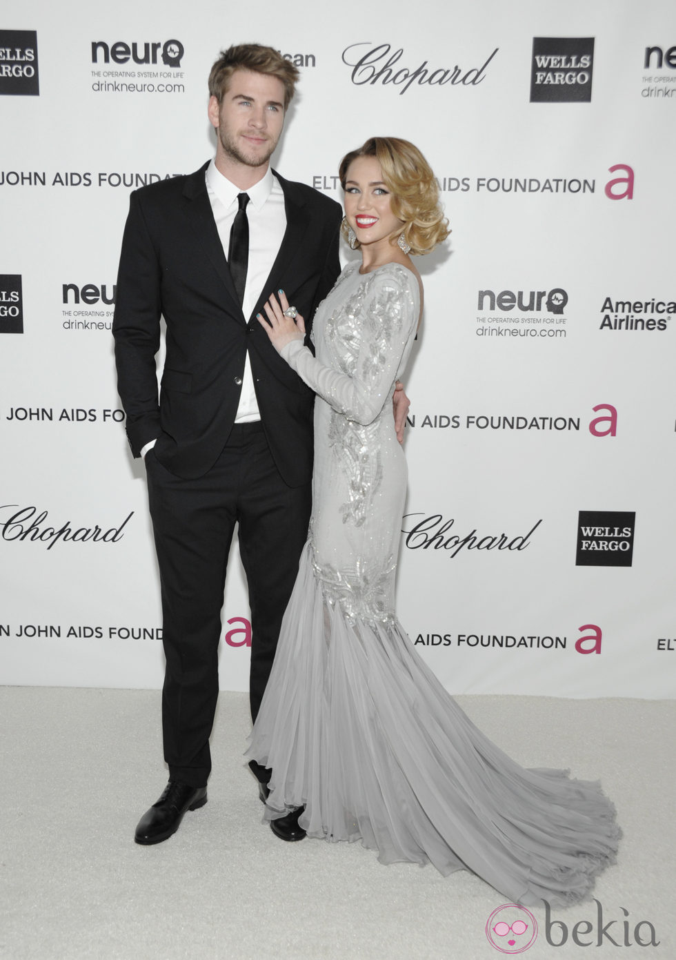 Miley Cyrus y Liam Hemsworth en la fiesta de Elton John tras los Oscar 2012