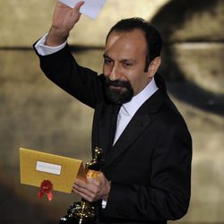 Asghar Farhadi tras su recoger su Oscar 2012