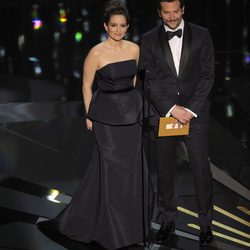 Tina Fey y Bradley Cooper en la ceremonia de los Oscar 2012
