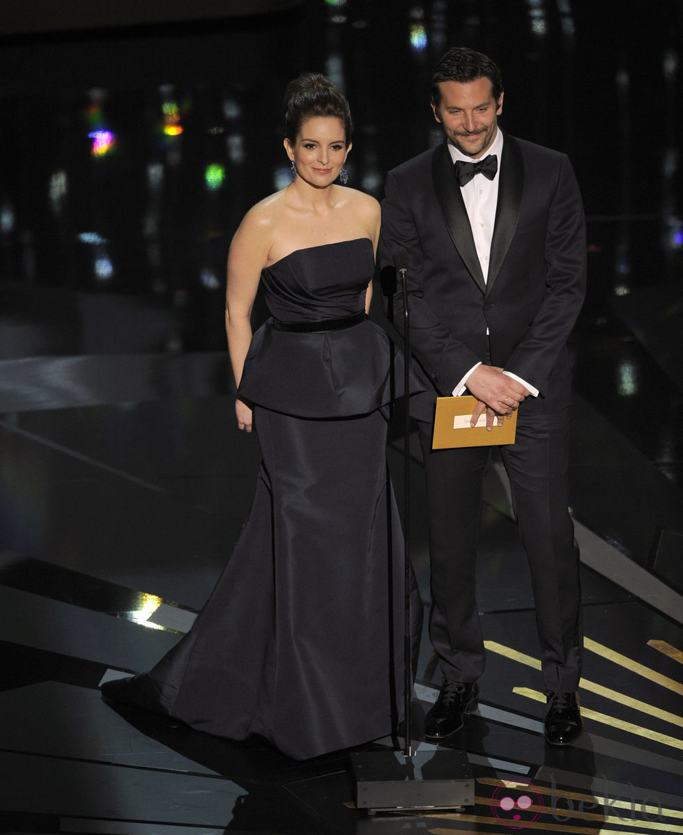 Tina Fey y Bradley Cooper en la ceremonia de los Oscar 2012