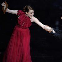 Emma Stone y Ben Stiller presentan un premio en los Oscar 2012