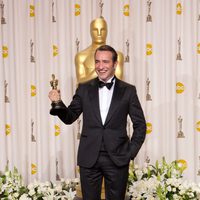 Jean Dujardin posa con su Oscar 2012 como Mejor Actor Principal
