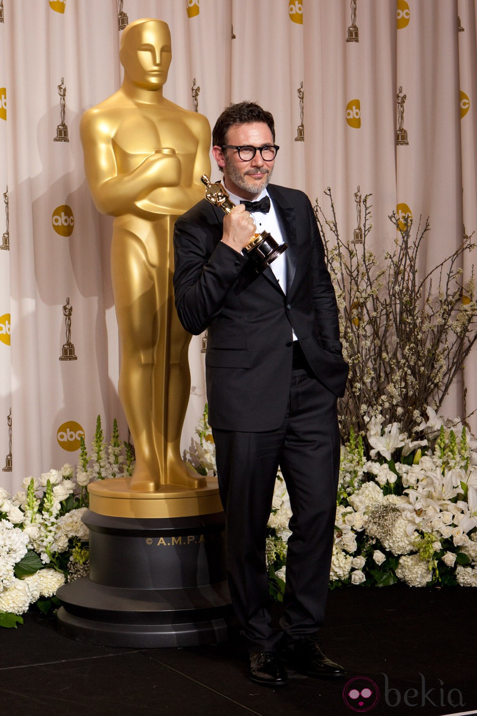 Michel Hazanavicius posa con su Oscar 2012 como Mejor Director