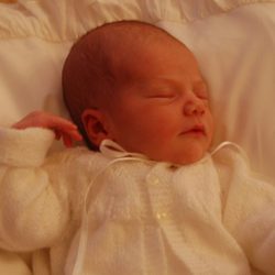 Estela de Suecia cuatro días después de nacer