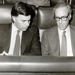 Miguel Boyer con Felipe González en el Congreso de los Diputados
