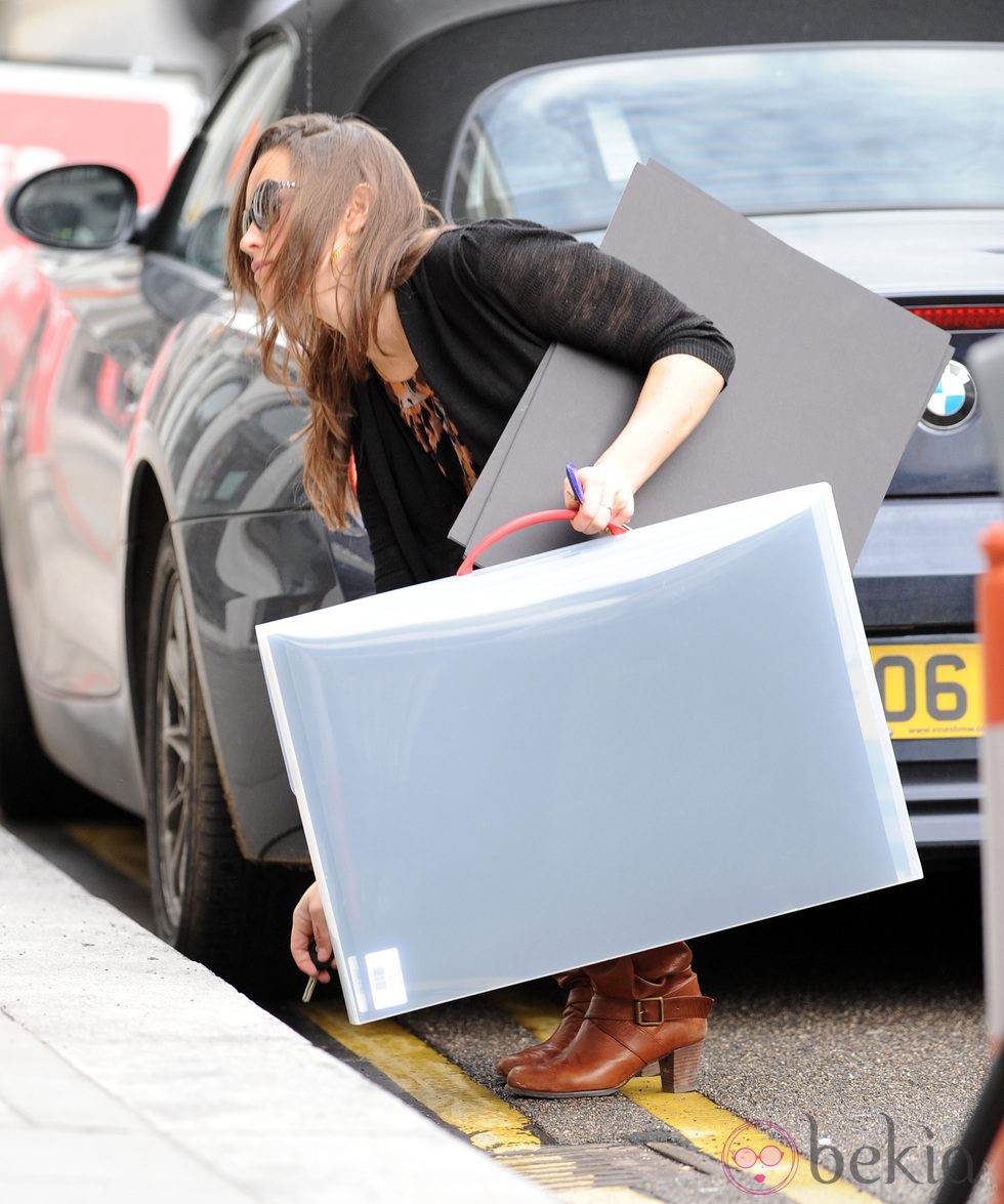 Pippa Middleton se tropieza al salir de su coche