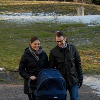 Los Príncipes Victoria y Daniel de Suecia pasean con su hija Estela