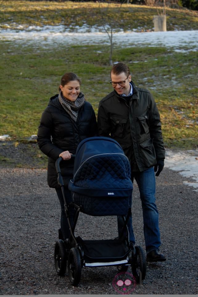Los Príncipes Victoria y Daniel de Suecia pasean con su hija Estela