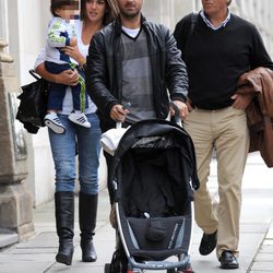 Lorena Bernal y Mikel Arteta paseando a su hijo Gabriel