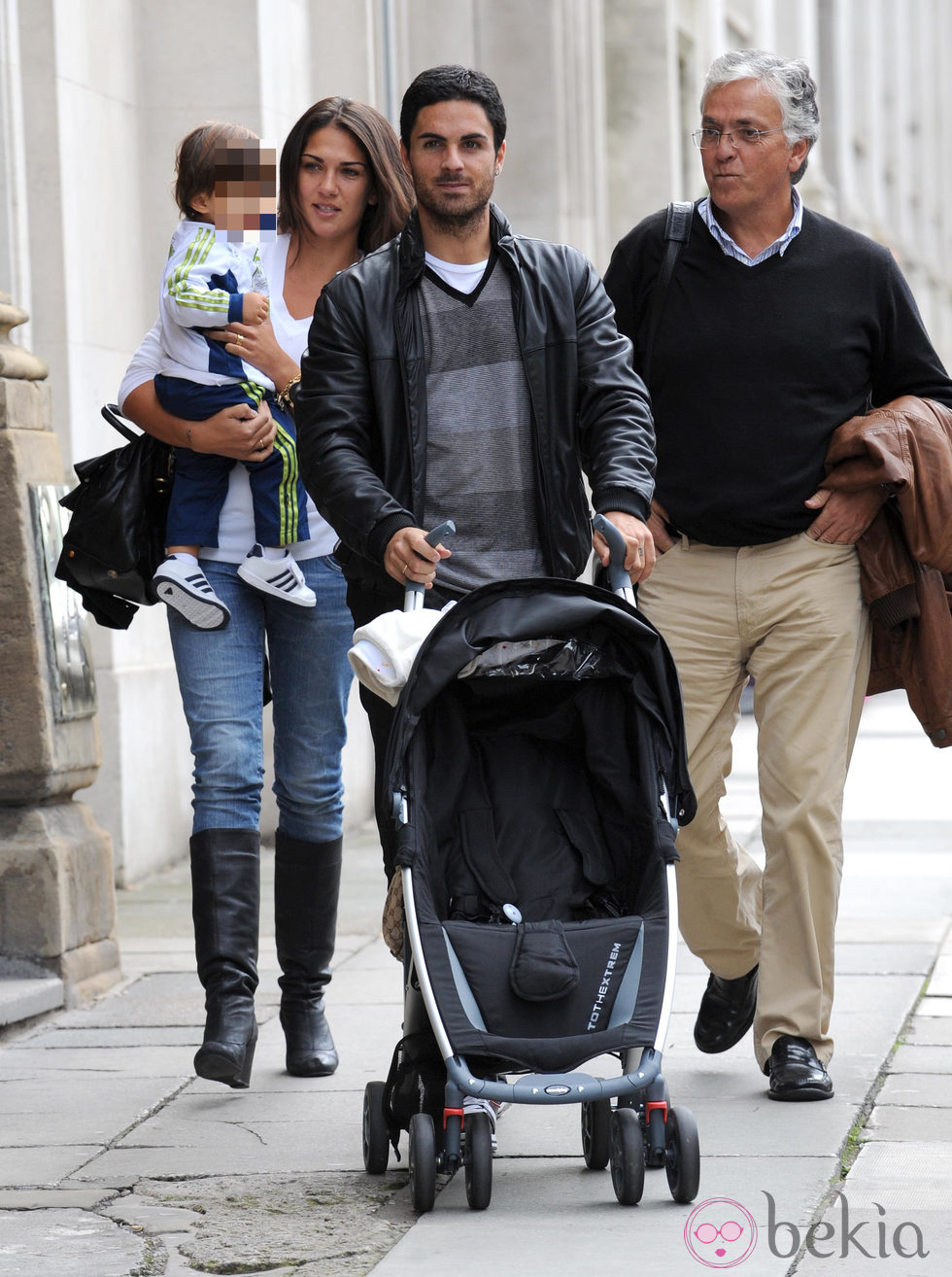 Lorena Bernal y Mikel Arteta paseando a su hijo Gabriel