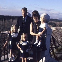 Los Reyes con las Infantas Elena y Cristina y el Príncipe Felipe cuando eran pequeños