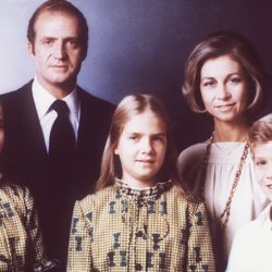 Foto familiar de los Reyes, el Príncipe Felipe y las Infantas Elena y Cristina