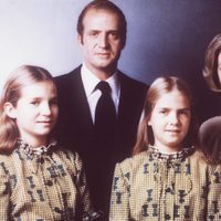 Foto familiar de los Reyes, el Príncipe Felipe y las Infantas Elena y Cristina
