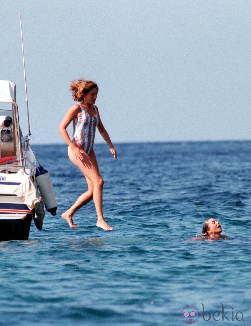 La Infanta Cristina se tira al mar durante sus vacaciones en Mallorca