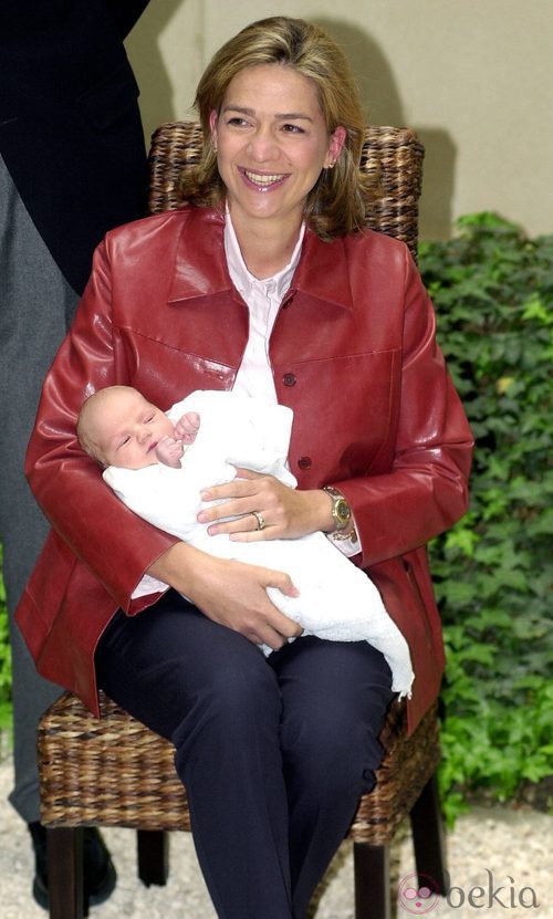 La Infanta Cristina con su hijo recién nacido Miguel en 2002