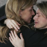 La Infanta Cristina abraza a la Princesa Letizia en el funeral de Erika Ortiz