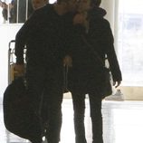 Miguel Ángel Silvestre besa a Blanca Suárez en el aeropuerto de Madrid
