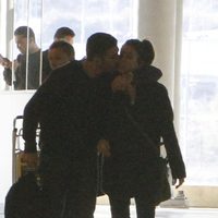 Miguel Ángel Silvestre besa a Blanca Suárez en el aeropuerto de Madrid