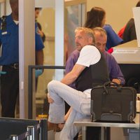 Kevin Costner en el control de seguridad del aeropuerto de Los Ángeles