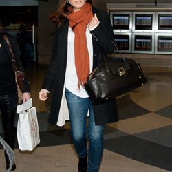 Sandra Bullock camina por el aeropuerto de Los Ángeles