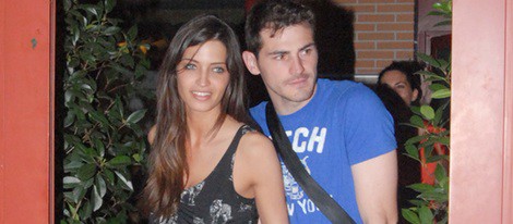 Sara Carbonero e Iker Casillas dando un paseo
