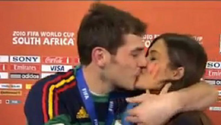 El beso de Sara Carbonero e Iker Casillas en el Mundial de Sudáfrica 2010