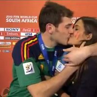 El beso de Sara Carbonero e Iker Casillas en el Mundial de Sudáfrica 2010