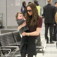 Victoria Beckham junto a Harper Seven por el aeropuerto de Nueva York