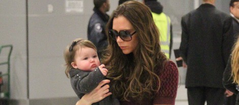 Victoria Beckham junto a Harper Seven por el aeropuerto de Nueva York