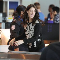 Ashley Greene en el control de seguridad del aeropuerto de Nueva York