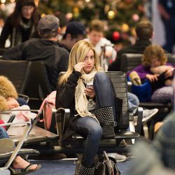 Ashley Tisdale esperando su avión en el aeropuerto de Los Ángeles