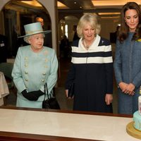 La Reina Isabel, la Duquesa de Cornualles y la Duquesa de Cambridge