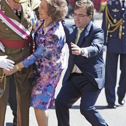 La Reina Sofía tropieza y tiene que ser sostenida por el Rey Juan Carlos