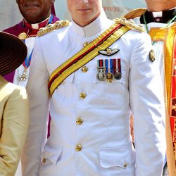Harry de Inglaterra asiste a un acto religioso durante su viaje oficial por el Caribe