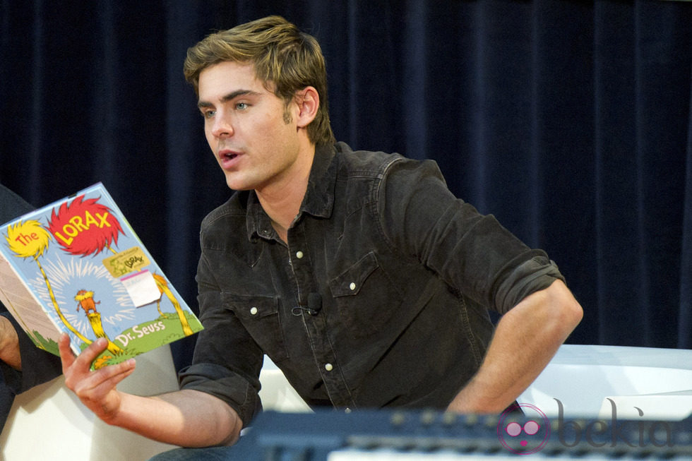 Zac Efron anima a los niños a leer