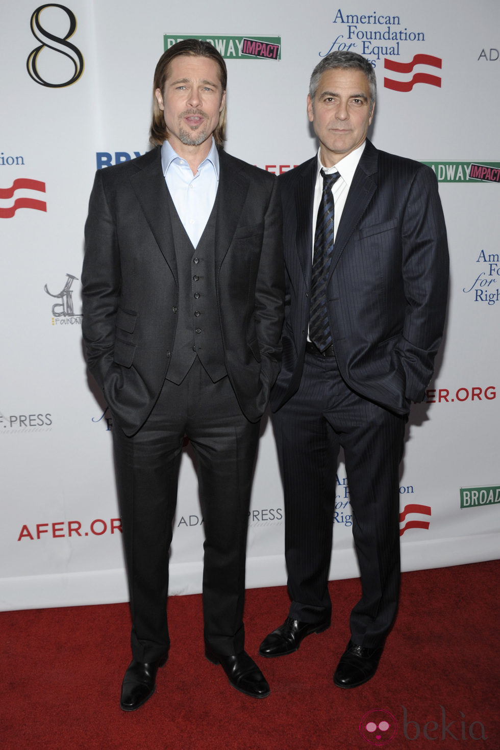 George Clooney y Brad Pitt en el estreno de la obra '8'